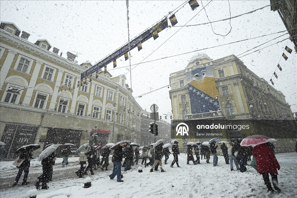 Bosna Hersek'in başkenti Saraybosna, kar yağışıyla beyaza büründü