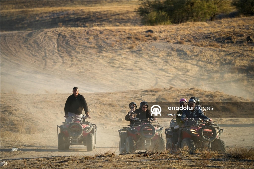 В Каппадокии популярны сафари на внедорожниках и конные туры