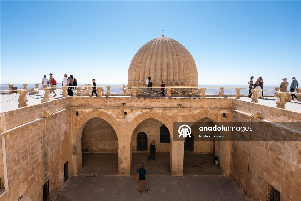 Mardin’in tarihi yapıları turistlerin uğrak noktası oluyor