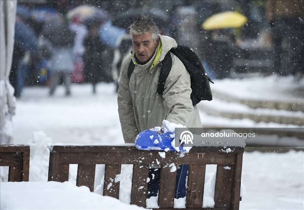 Bosna Hersek'in başkenti Saraybosna, kar yağışıyla beyaza büründü