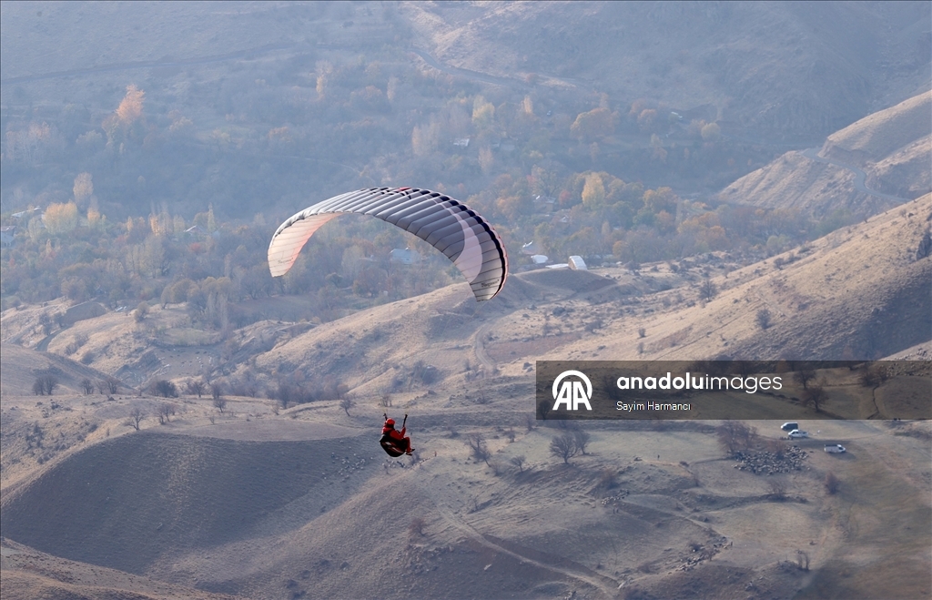 Hakkari semaları yamaç paraşütüyle renkleniyor