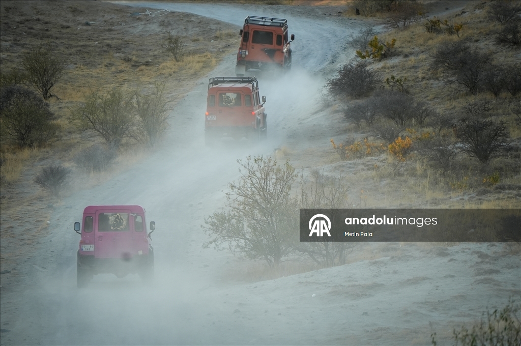 В Каппадокии популярны сафари на внедорожниках и конные туры