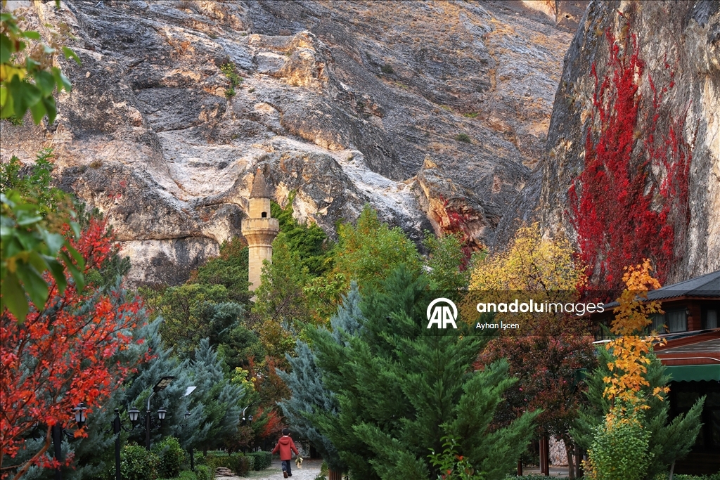 Kuliyeya Semûncî Baba bi rengên payizê venixumî