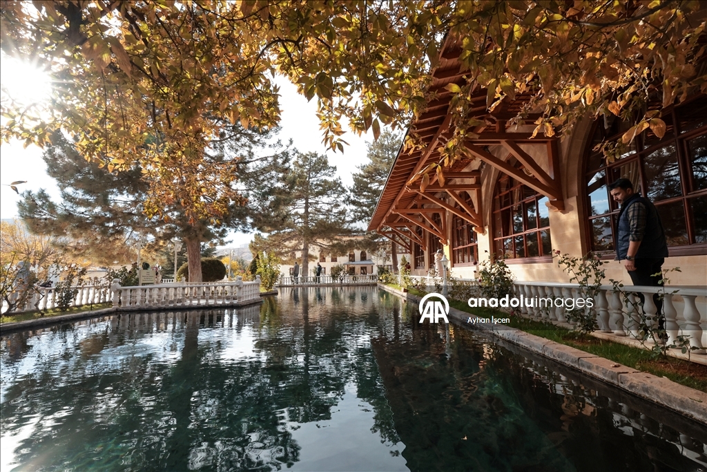 Kuliyeya Semûncî Baba bi rengên payizê venixumî