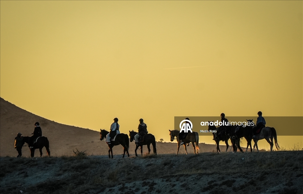 В Каппадокии популярны сафари на внедорожниках и конные туры