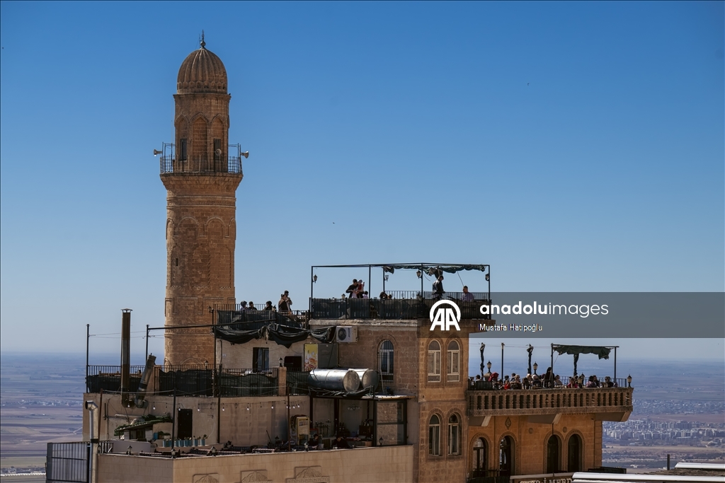 Mardin’in tarihi yapıları turistlerin uğrak noktası oluyor
