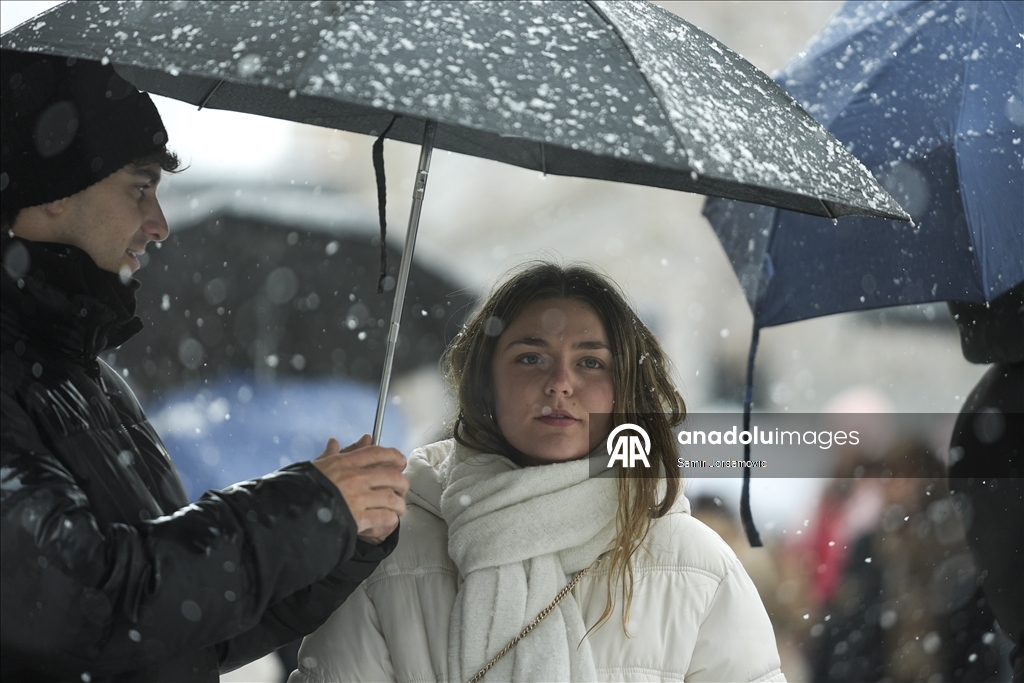 Bosna Hersek'in başkenti Saraybosna, kar yağışıyla beyaza büründü