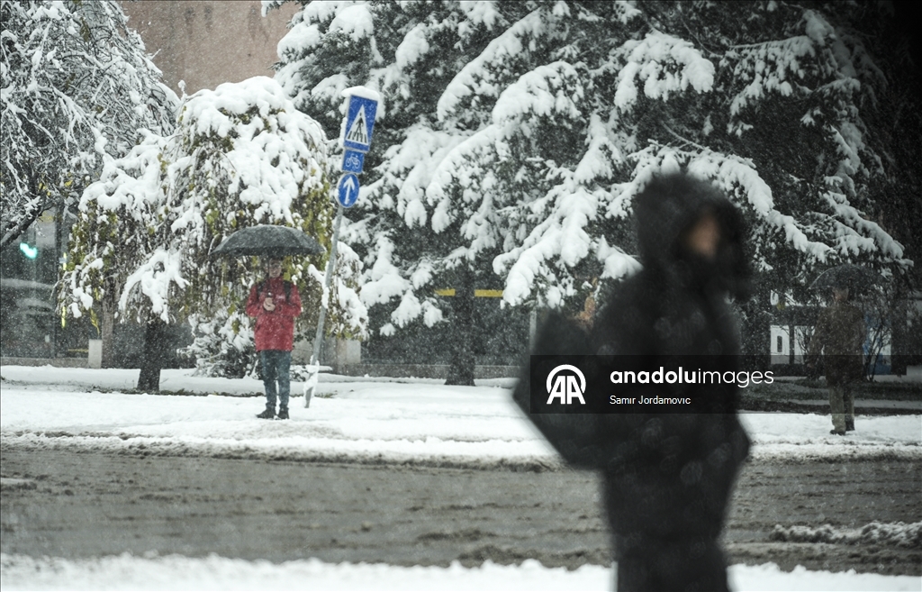 Bosna Hersek'in başkenti Saraybosna, kar yağışıyla beyaza büründü