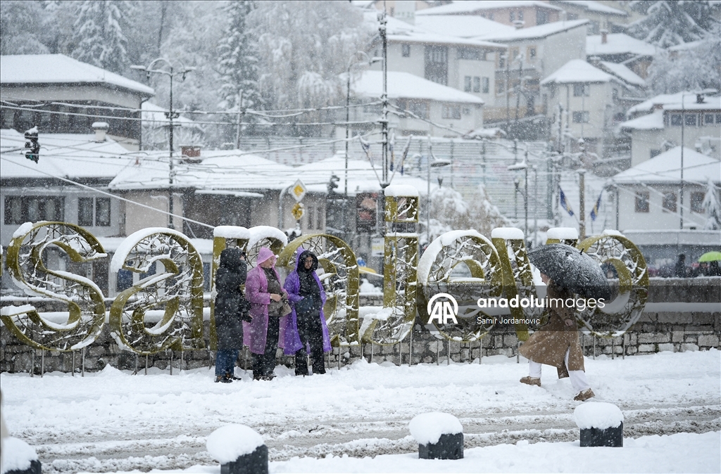 Bosna Hersek'in başkenti Saraybosna, kar yağışıyla beyaza büründü