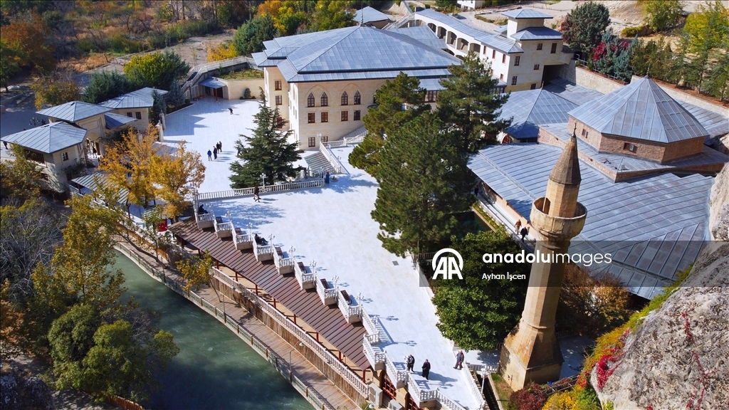 Kuliyeya Semûncî Baba bi rengên payizê venixumî