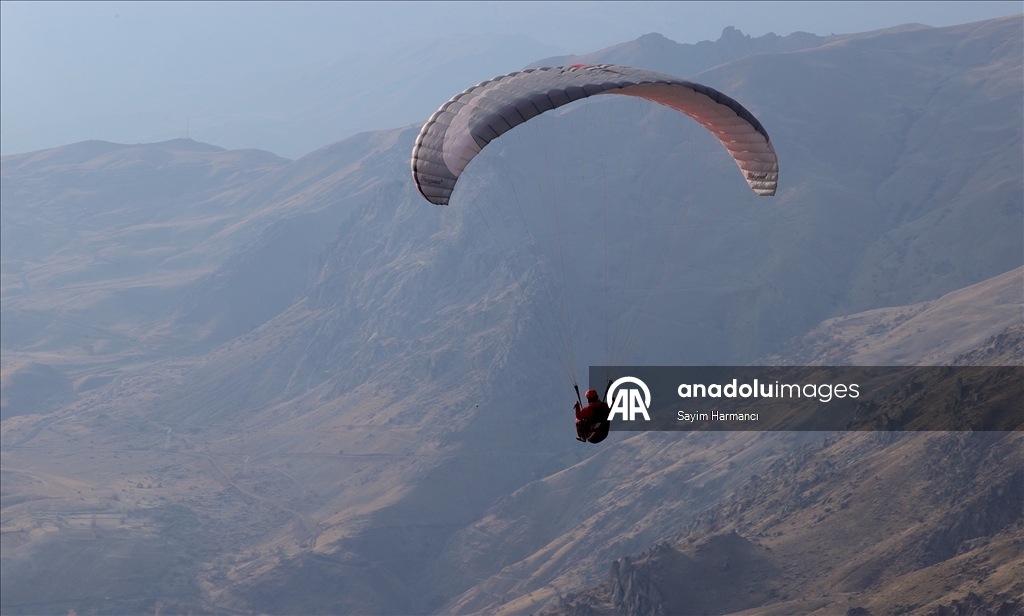 Hakkari semaları yamaç paraşütüyle renkleniyor
