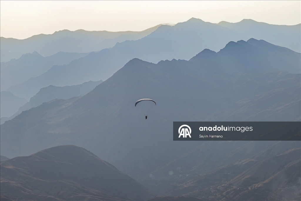 Hakkari semaları yamaç paraşütüyle renkleniyor