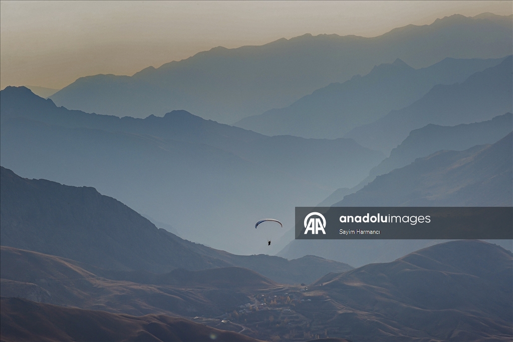 Hakkari semaları yamaç paraşütüyle renkleniyor