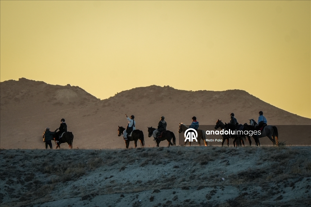 В Каппадокии популярны сафари на внедорожниках и конные туры