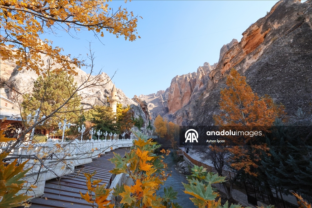 Kuliyeya Semûncî Baba bi rengên payizê venixumî