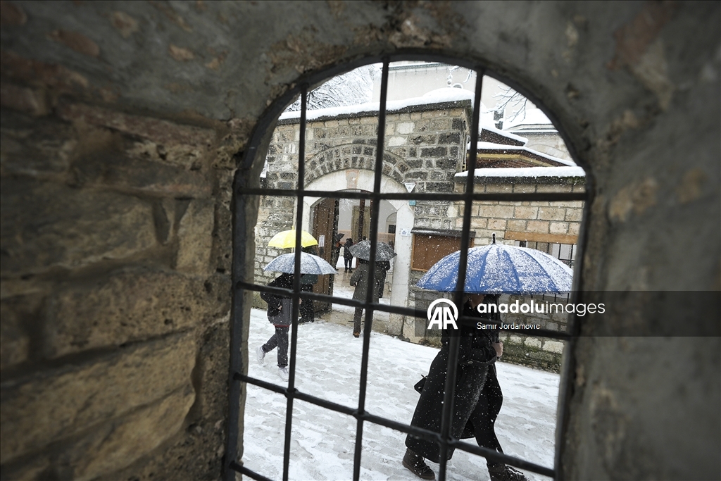 Bosna Hersek'in başkenti Saraybosna, kar yağışıyla beyaza büründü