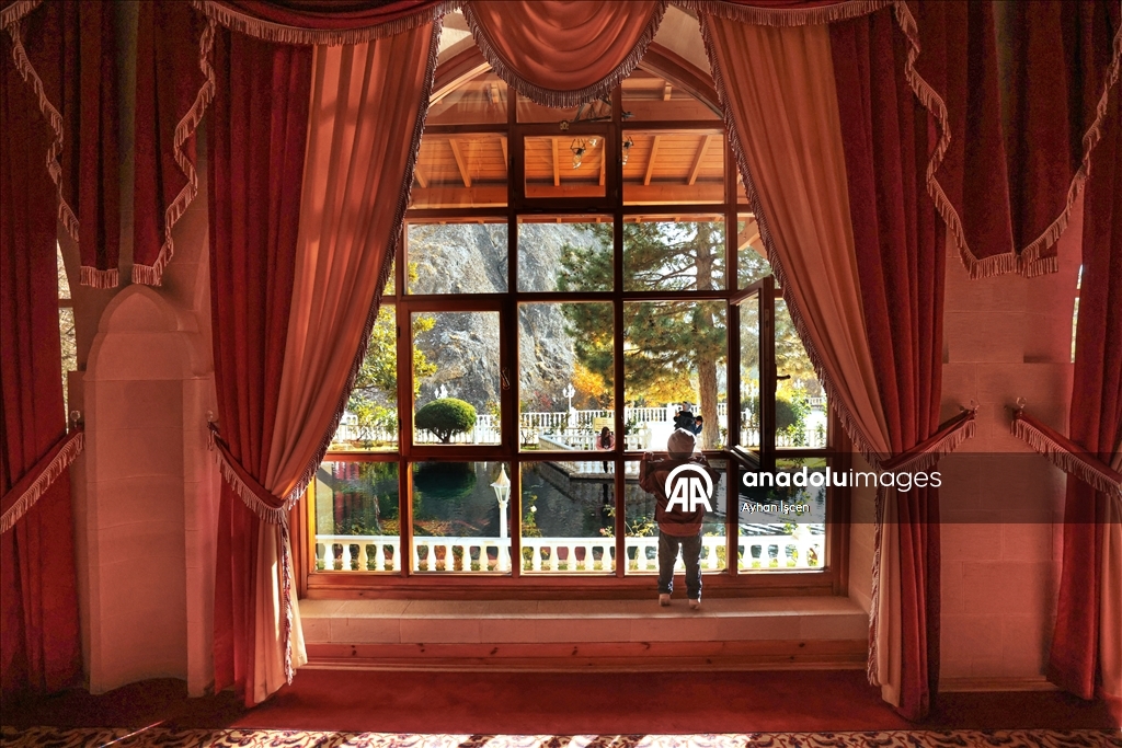 Kuliyeya Semûncî Baba bi rengên payizê venixumî