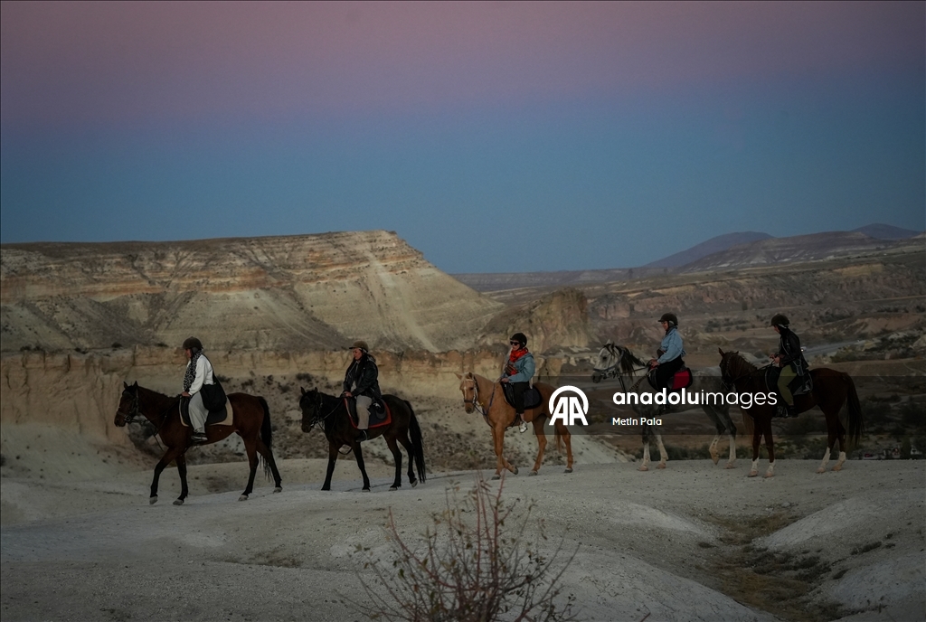 В Каппадокии популярны сафари на внедорожниках и конные туры