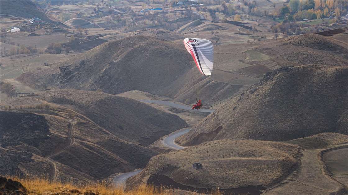 Hakkari semaları yamaç paraşütüyle renkleniyor