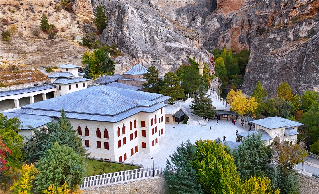 Kuliyeya Semûncî Baba bi rengên payizê venixumî