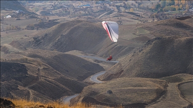 Hakkari semaları yamaç paraşütüyle renkleniyor