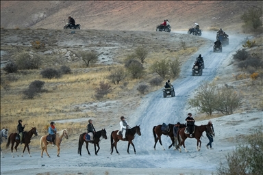 В Каппадокии популярны сафари на внедорожниках и конные туры