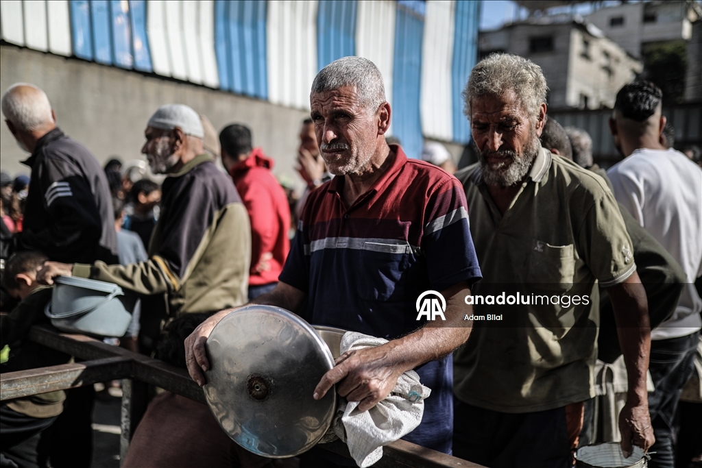 Nusayrat’ta tekiye, yerinden edilen sivillere sıcak yemek dağıttı