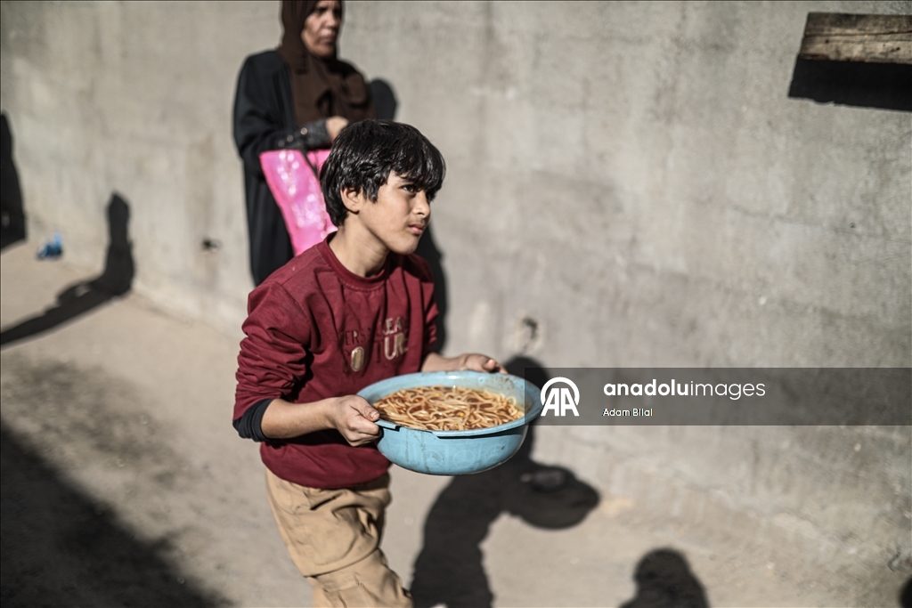 Nusayrat’ta tekiye, yerinden edilen sivillere sıcak yemek dağıttı
