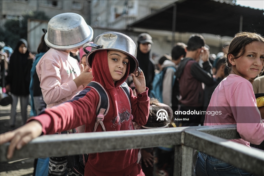 Nusayrat’ta tekiye, yerinden edilen sivillere sıcak yemek dağıttı