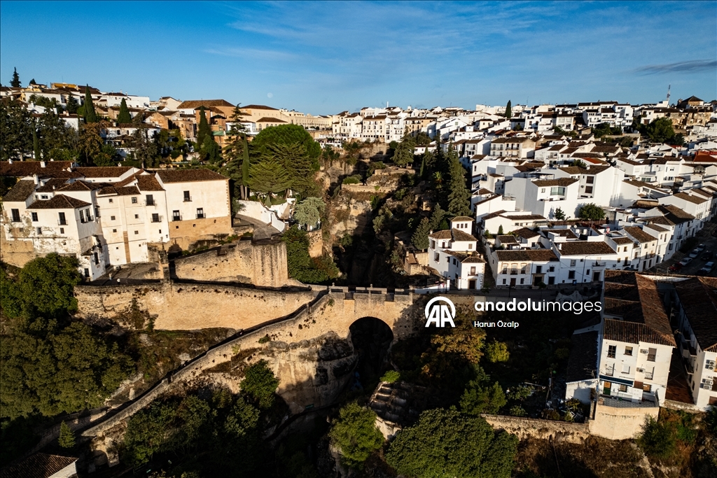 Великолепный мост Пуэнте-Нуэво в Андалусии