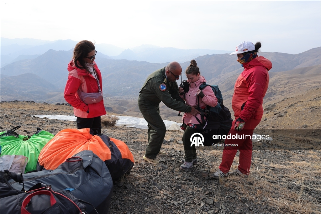 Небо Хаккяри окрашивается цветами парапланов