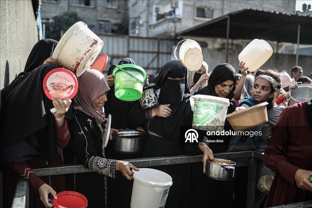 Nusayrat’ta tekiye, yerinden edilen sivillere sıcak yemek dağıttı