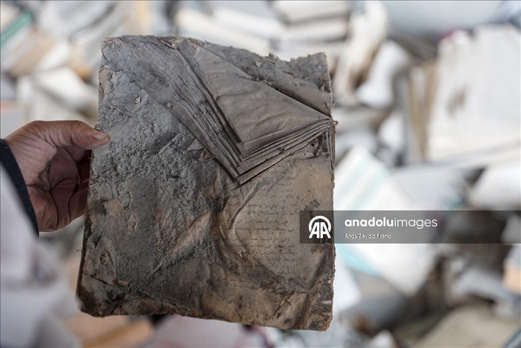Gazze’de yok olan yazılı mirasın izleri enkaz arasında aranıyor