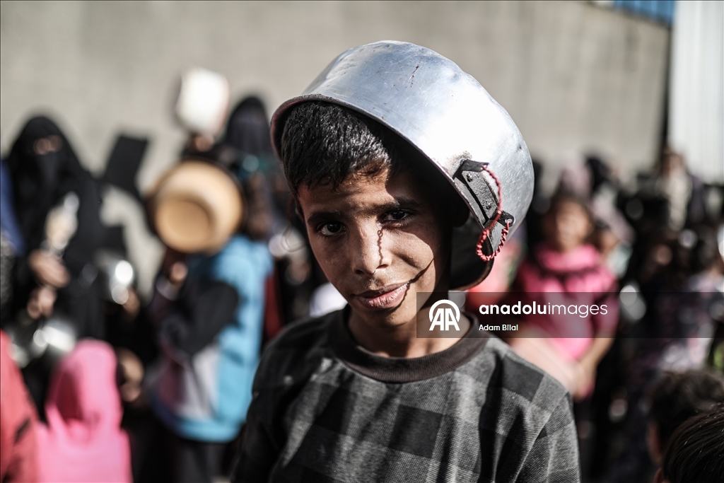 Nusayrat’ta tekiye, yerinden edilen sivillere sıcak yemek dağıttı