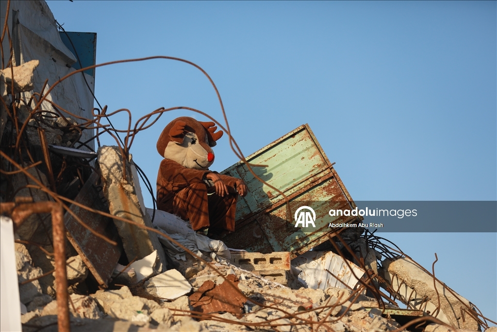 Gönüllü gençler, savaşın masum mağdurları Gazzeli çocukların yüzünü güldürdü