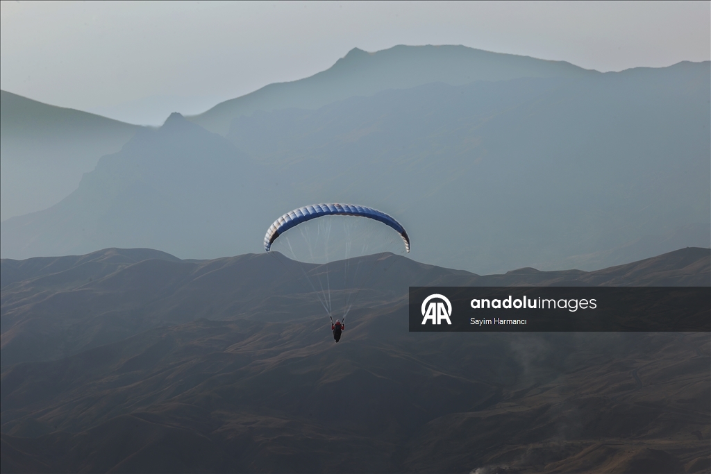 Небо Хаккяри окрашивается цветами парапланов