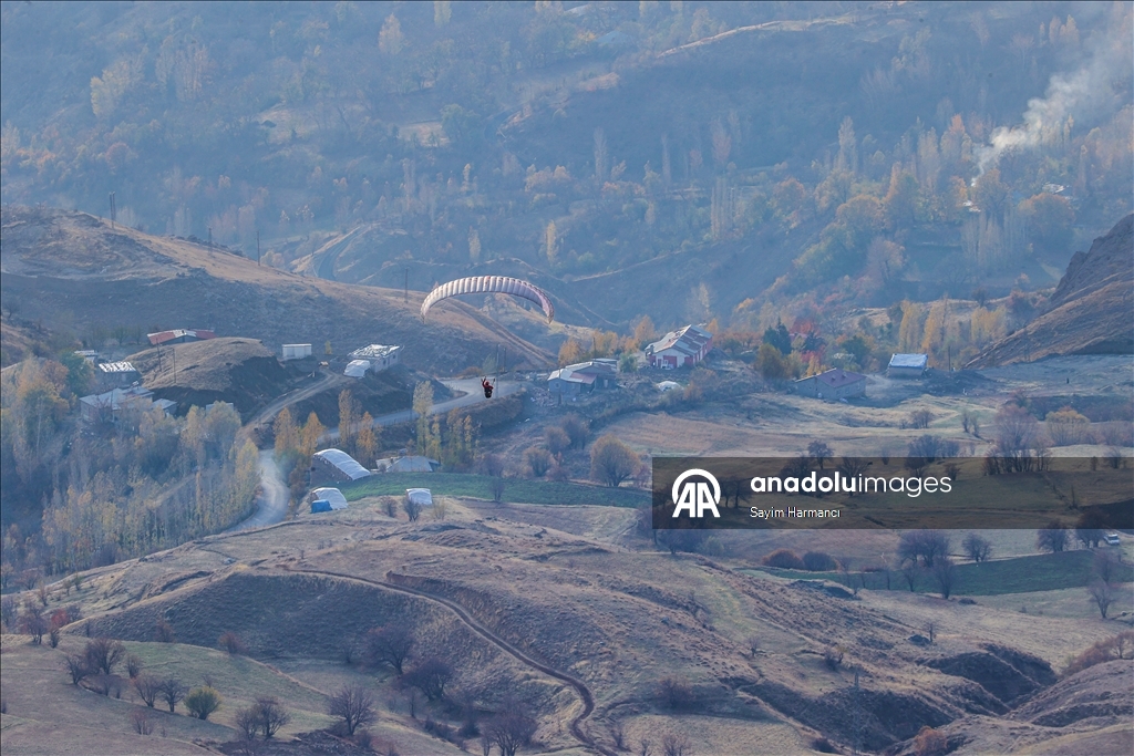 Небо Хаккяри окрашивается цветами парапланов