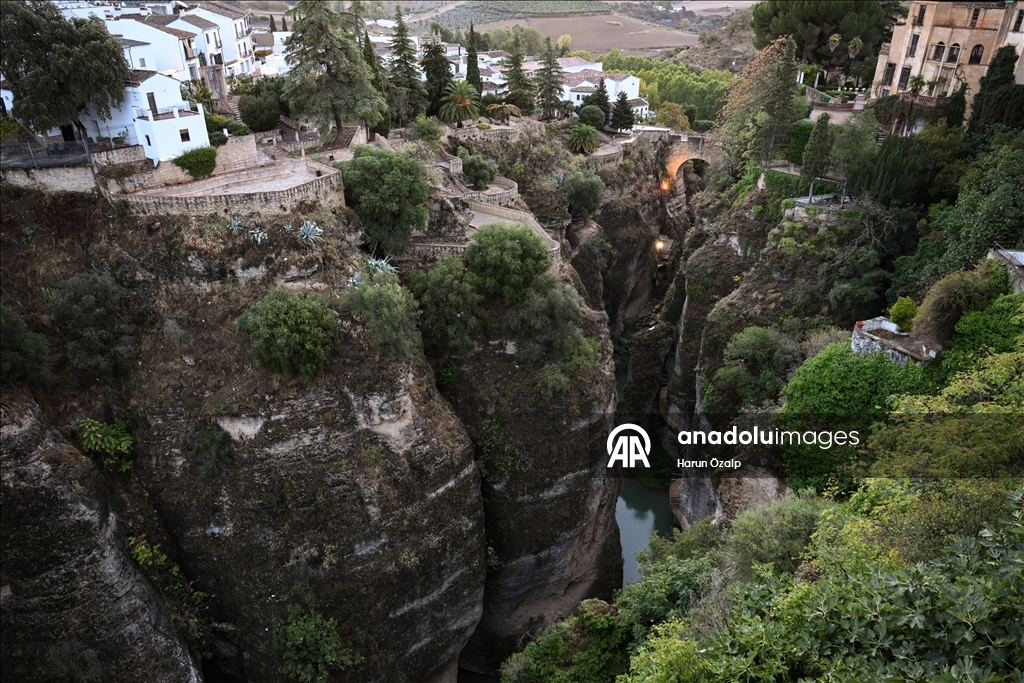 Великолепный мост Пуэнте-Нуэво в Андалусии