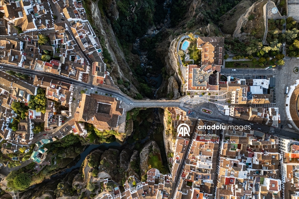 Великолепный мост Пуэнте-Нуэво в Андалусии