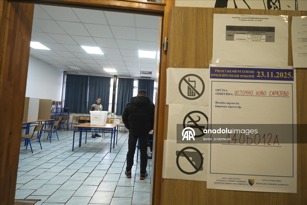 Избиратели сербской автономии в Боснии и Герцеговине голосуют на досрочных президентских выборах