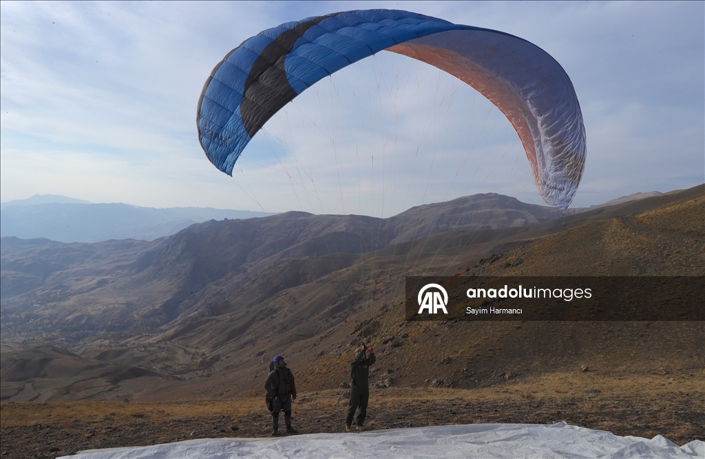 Небо Хаккяри окрашивается цветами парапланов