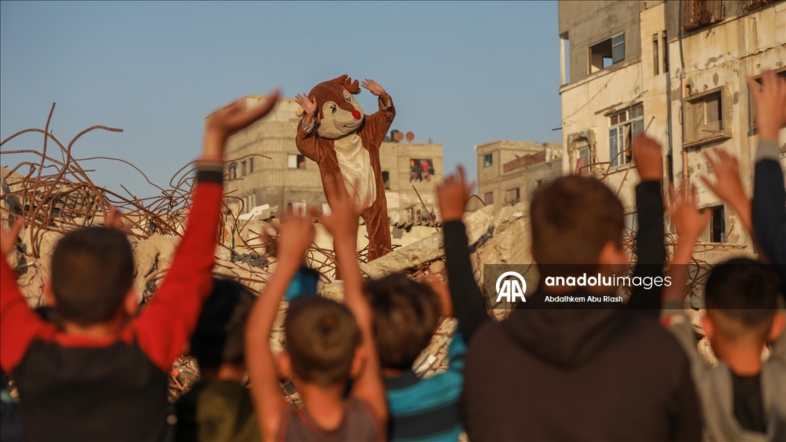 Gönüllü gençler, savaşın masum mağdurları Gazzeli çocukların yüzünü güldürdü