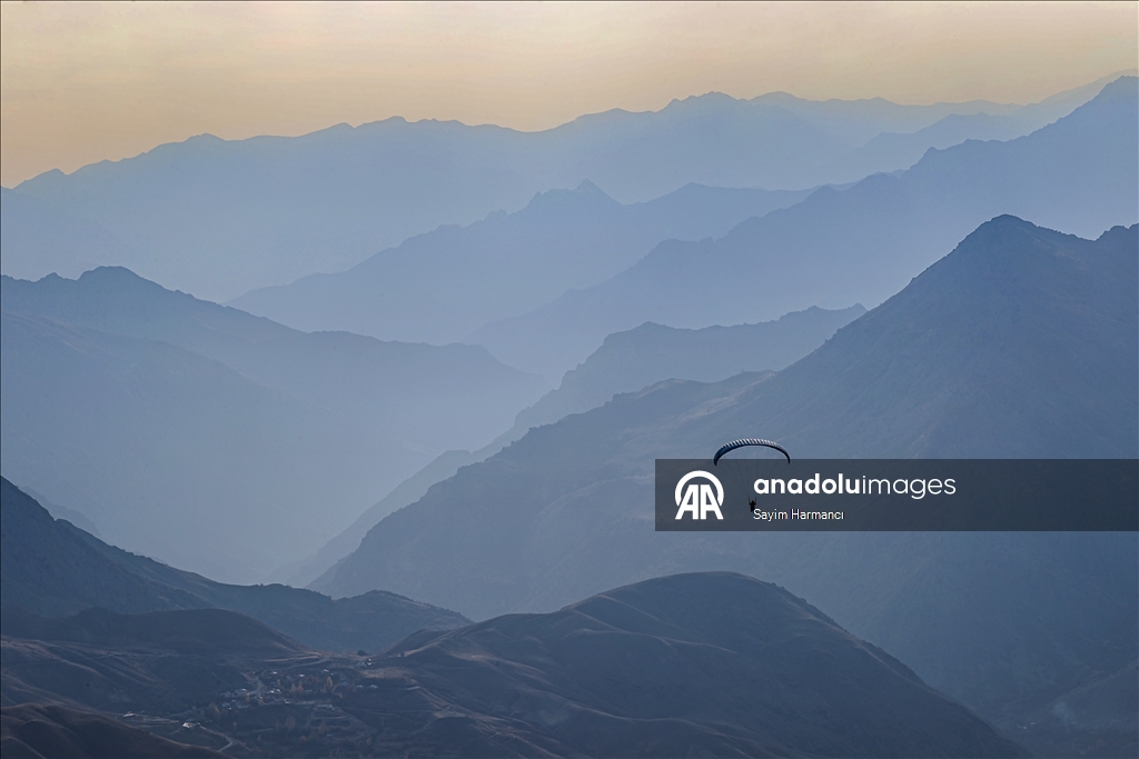 Небо Хаккяри окрашивается цветами парапланов