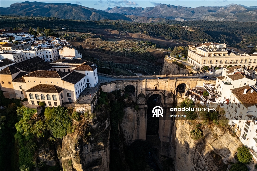 Великолепный мост Пуэнте-Нуэво в Андалусии