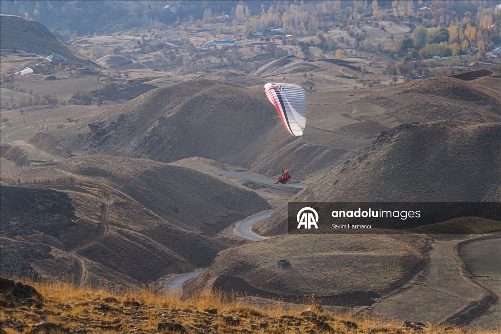Небо Хаккяри окрашивается цветами парапланов