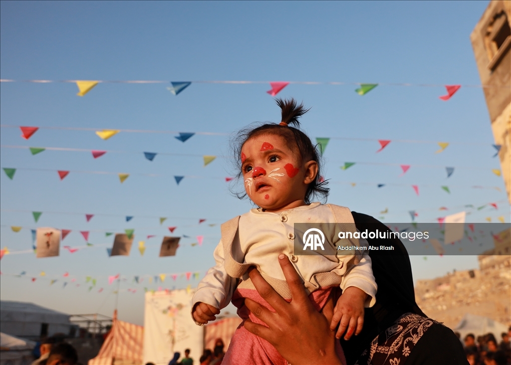 Gönüllü gençler, savaşın masum mağdurları Gazzeli çocukların yüzünü güldürdü