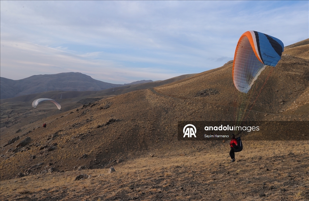 Небо Хаккяри окрашивается цветами парапланов