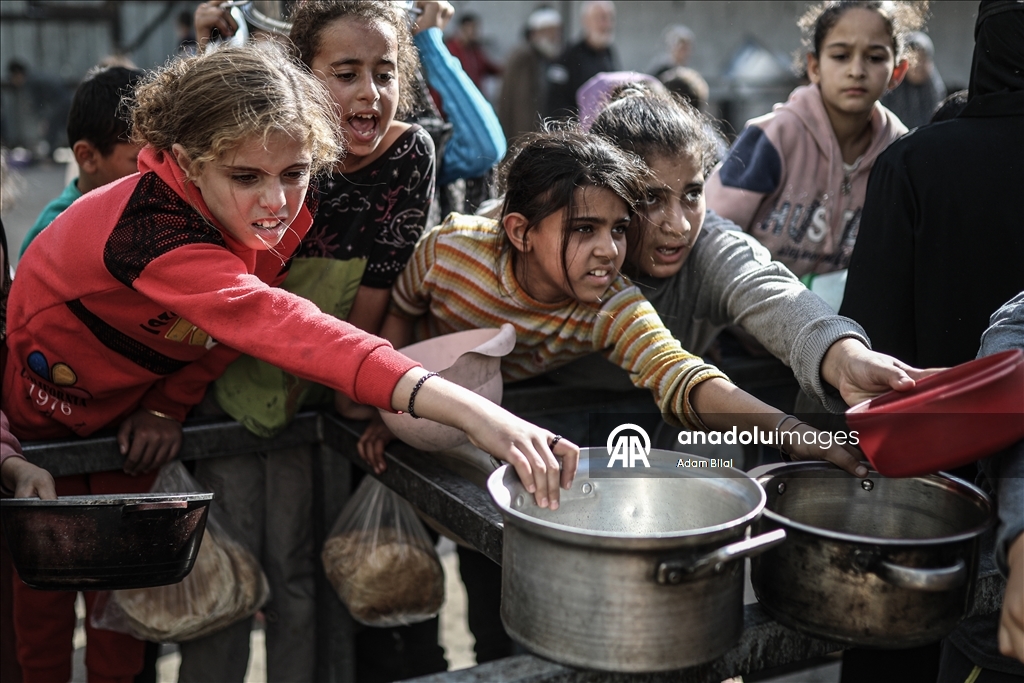 Nusayrat’ta tekiye, yerinden edilen sivillere sıcak yemek dağıttı