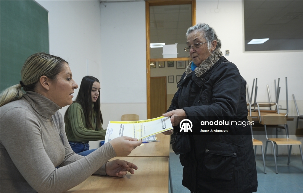 Избиратели сербской автономии в Боснии и Герцеговине голосуют на досрочных президентских выборах