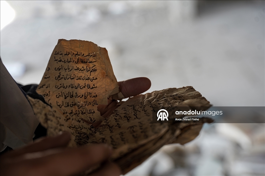 Gazze’de yok olan yazılı mirasın izleri enkaz arasında aranıyor